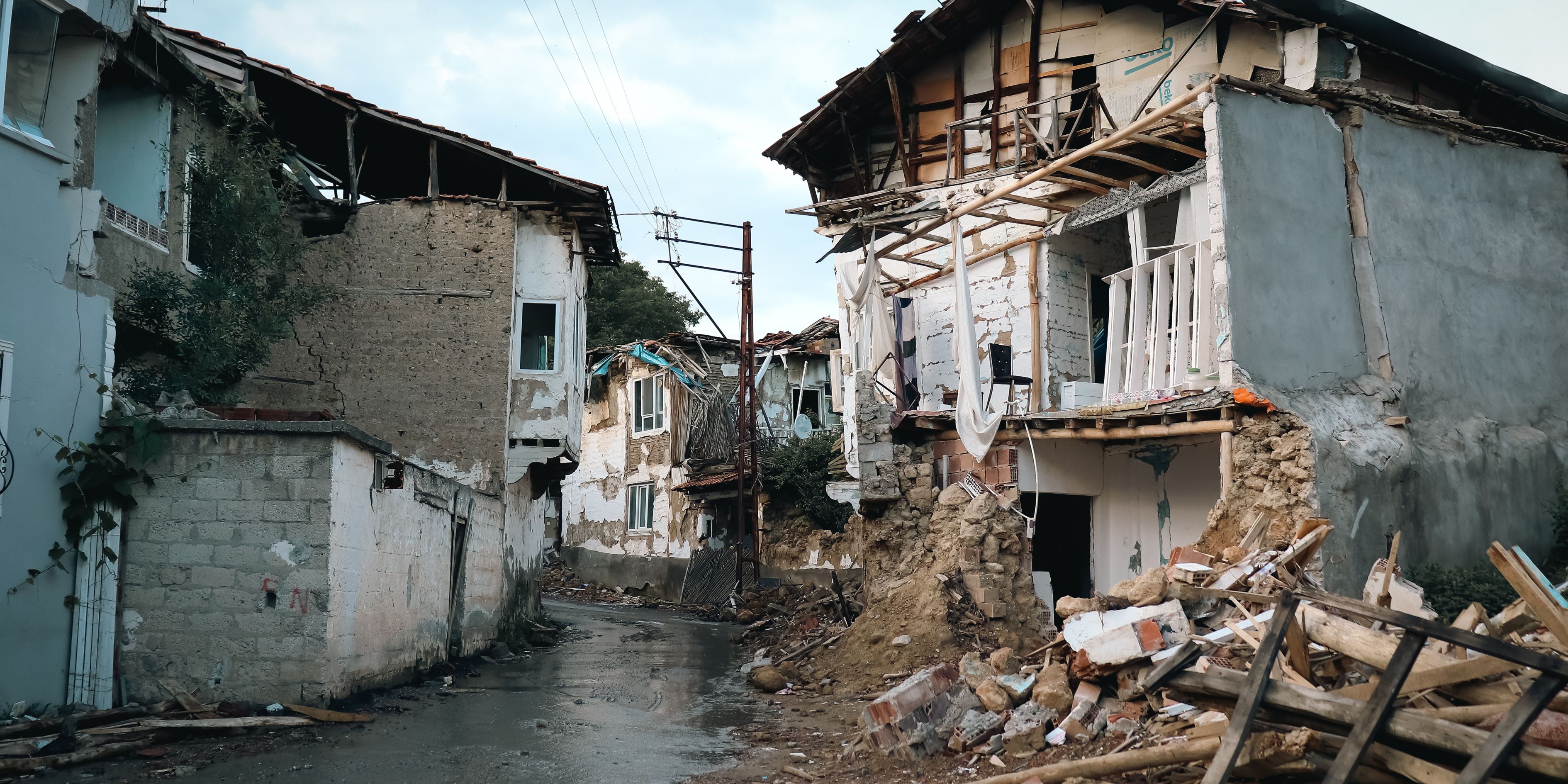 Rüyada Deprem Yaşamak Ve Rüyada Deprem Olduğunu Görmek